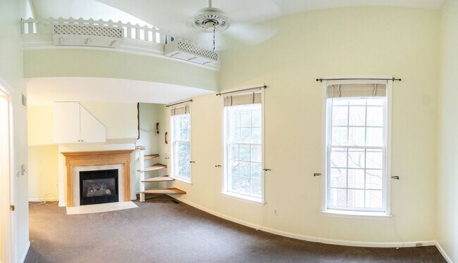 Building Photo - 719 N Vermont St