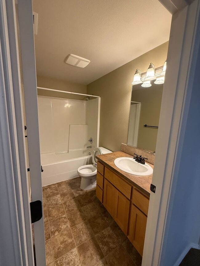 Building Photo - Gorgeous 3B/2.5Ba Home in Battle Ground! Close to Shopping & More!
