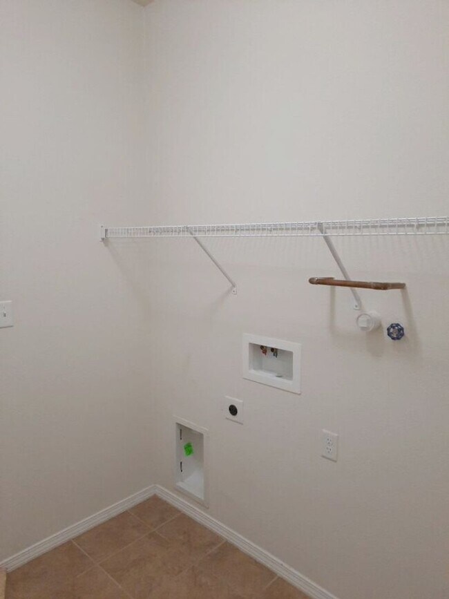 Building Photo - 3 bedroom 2 bathroom home in Rio Rancho! C...