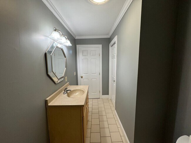 Building Photo - 2nd Floor 1 Bedroom Apartment with Bonus Room