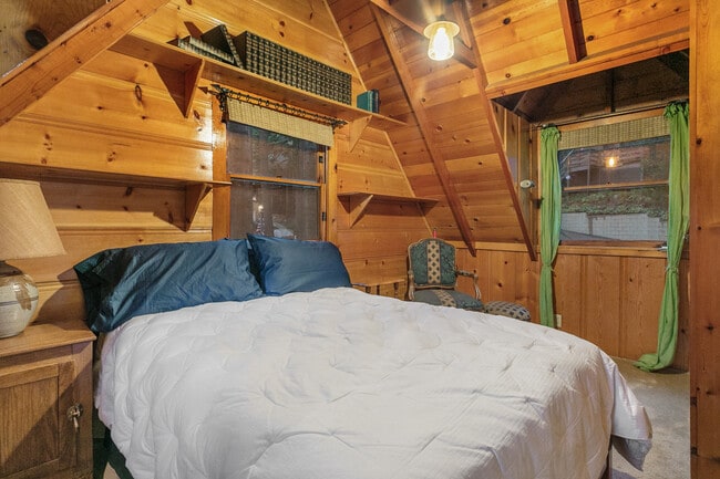 Building Photo - 647 W Victoria Ct