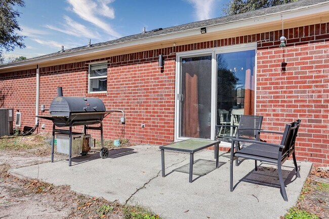 Building Photo - 3 BED | 3 BATH | POOLER | FURNISHED