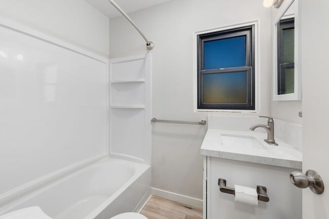 Building Photo - HILLCREST GREAT RENOVATED ONE BEDROOM APARTMENT.