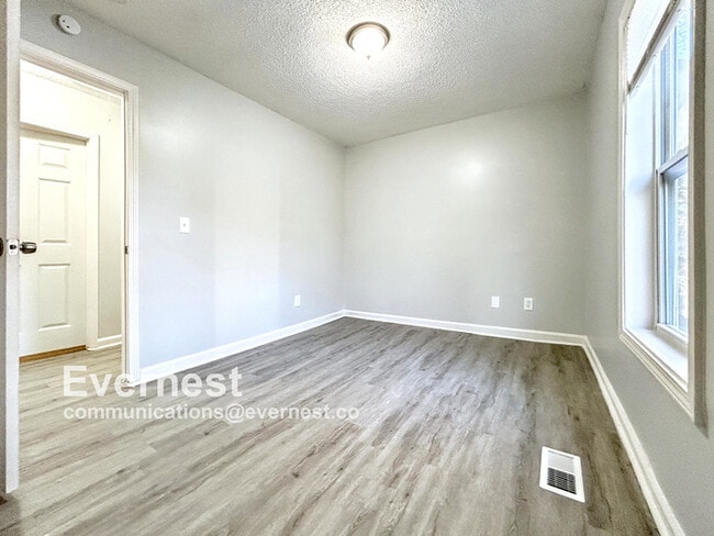 Building Photo - Charming 3-Bedroom, 2-Bathroom Home / Pet-...