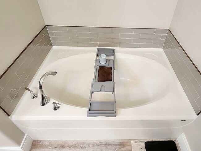 Building Photo - Home Sweet Home! Won't last long!