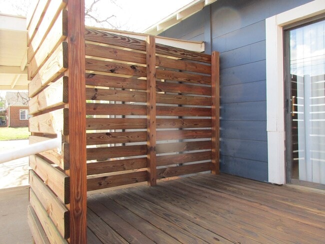 Building Photo - Recently renovated 2 or 3 bedroom with New kitchen