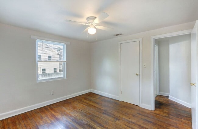 Building Photo - Carriage House apartment, near downtown, w...