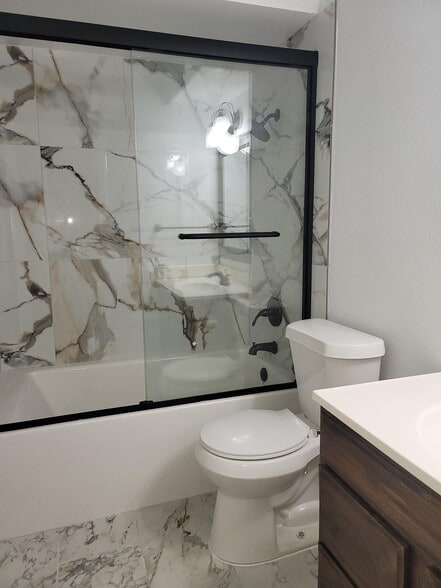 Hall Bath - 7945 Habersham Ln