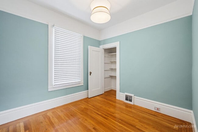 Building Photo - 342 4th Ave