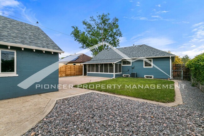 Building Photo - Cozy House with Central A/C and Fenced Back Yard
