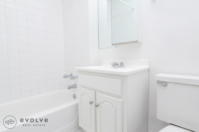 Building Photo - 428 W Belden Ave