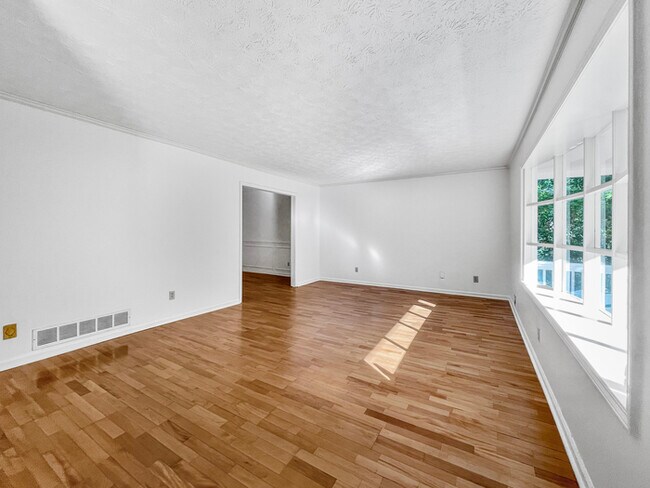 Building Photo - 5-Bed, 2.5-Bath Home with Deck & Covered P...