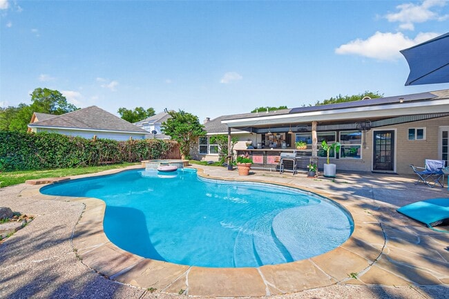 Building Photo - 2815 Bermuda Dunes Dr
