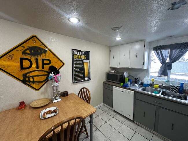 Building Photo - "Spacious 5-Bedroom Denver Gem with 2.5 Baths and 1,920 Sq Ft of Comfort!"