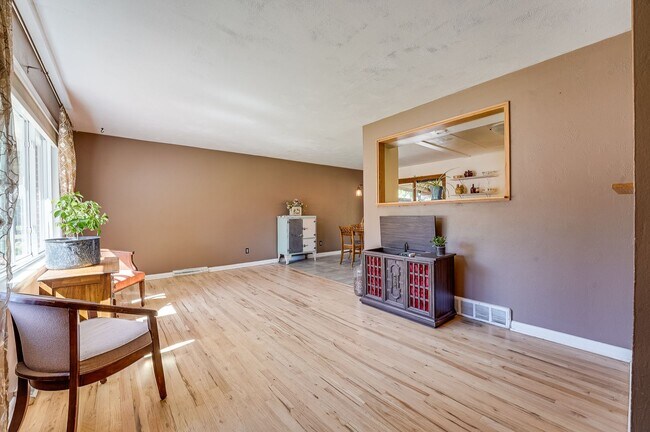 Building Photo - 4 bed, 2 bath Ranch Home near City Park W/ Finished Bsmt & Fenced Yard!