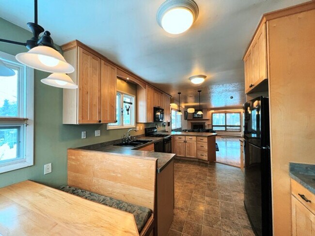 Building Photo - Spacious Midtown Two Bedroom with Utilitie...