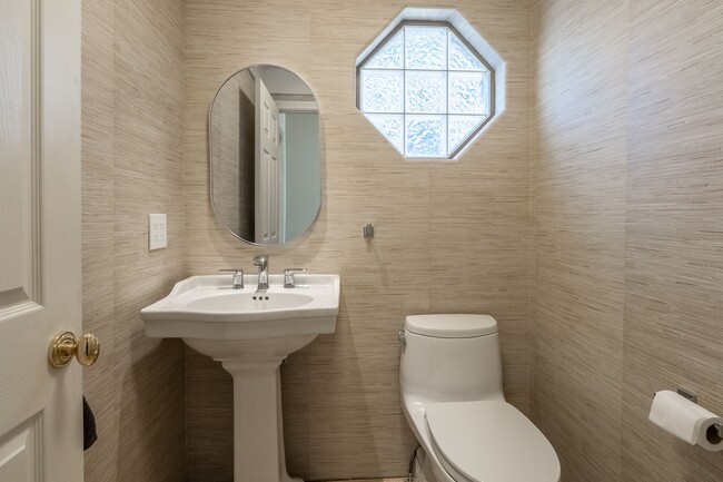 Building Photo - Mountain View Haven