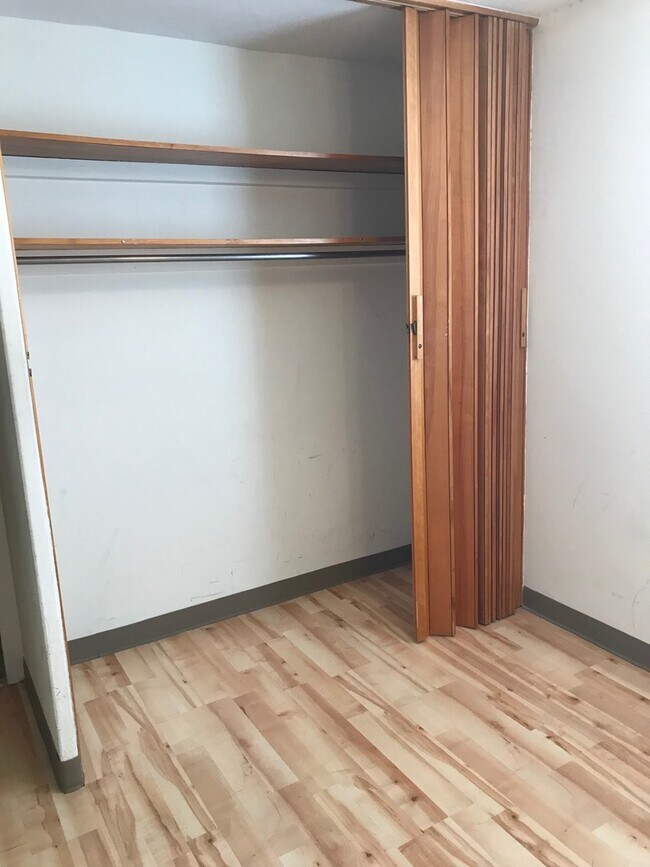 Building Photo - 2BR/1BA - East Campus - Stone's throw to Class! Water Included!