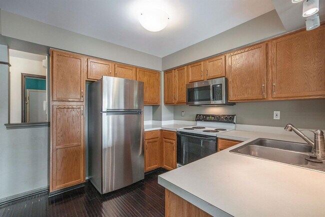 Building Photo - 3088 Village Cir