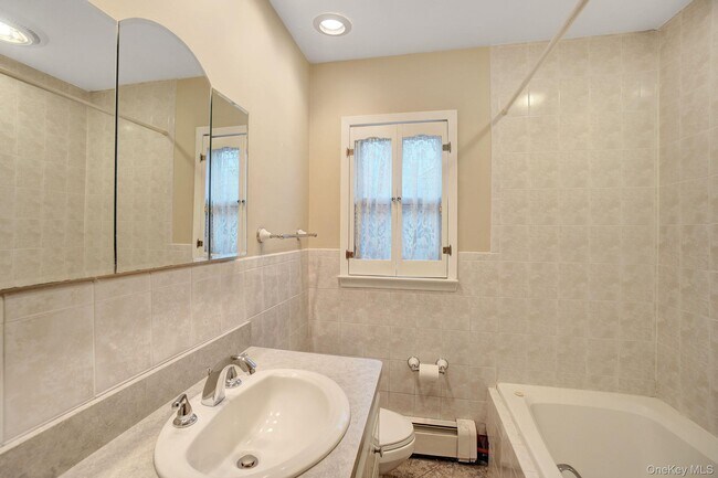 Building Photo - 8 Pearl St