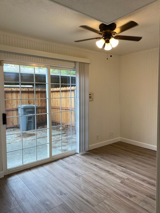 Building Photo - Tastefully Renovated Townhouse Available t...