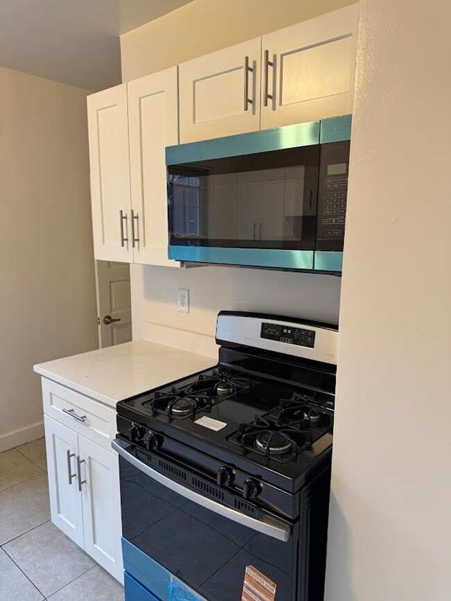 Building Photo - Wonderful Duplex in the Heart of Squirrel Hill!