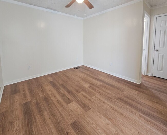 Building Photo - Knoxville 37921 - 3 bedroom, 2 bath Duplex - Contact Ryan Fogarty 865-333-4840