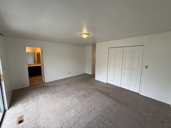 Building Photo - Large Five Bedroom Home, Sandy, 2500 sq ft, New Paint, New carpet, New Flooring