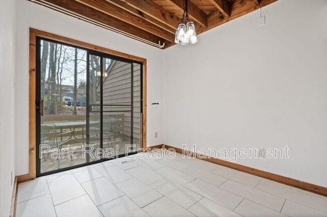 Building Photo - 205 W Poplar Ave