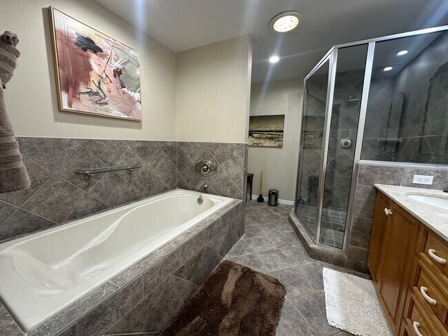 Building Photo - ** 3/2.5 Private Oasis Furnished or Unfurn...