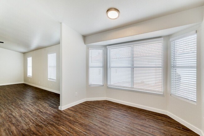 Building Photo - Pecos Ranch Beauty!
