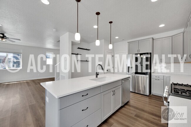 Building Photo - Single Family Home in Syracuse!