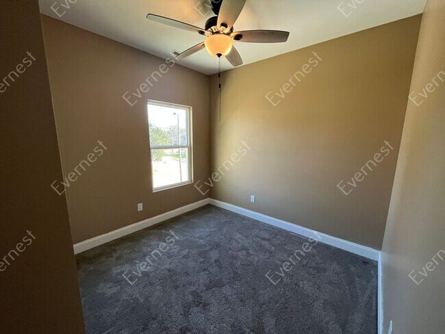 Building Photo - 1400 Carousel Rd
