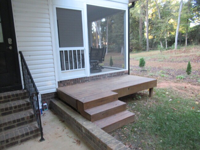 Building Photo - Short-Term Rental in Dallas, NC.  Fully Furnished and ready for Move In.