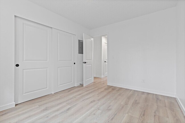 Building Photo - Modern Living Meets Natural Beauty – Welcome to the Newly Updated Kennedy Park Apartments