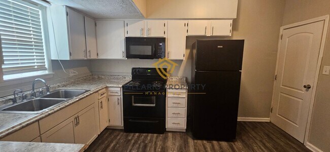 Building Photo - Updated 3 Bedroom, 1.5 Bathroom, Grace Tuxedo Beauty Available NOW!