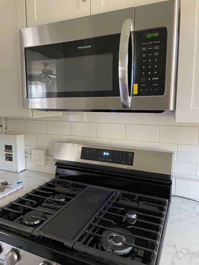 Building Photo - $500 off the First Months Rent!!!!! 1 Bedroom 1 Bath Condo at McDaniel Heights in the Heart of Hi...