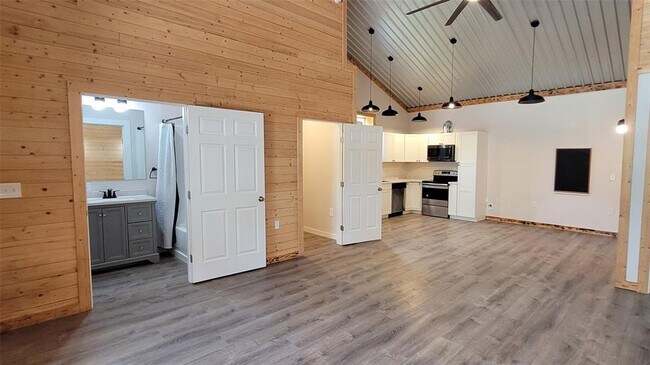 Building Photo - 9420 Greenwood Dr