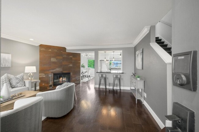 Building Photo - Immaculate 3 Bedroom 2.5 Bath Condominium ...