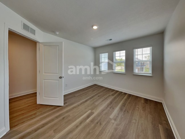 Building Photo - 300 Pne Hl Ct