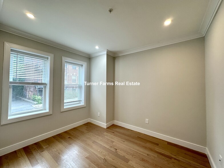 Building Photo - 162 Allston St