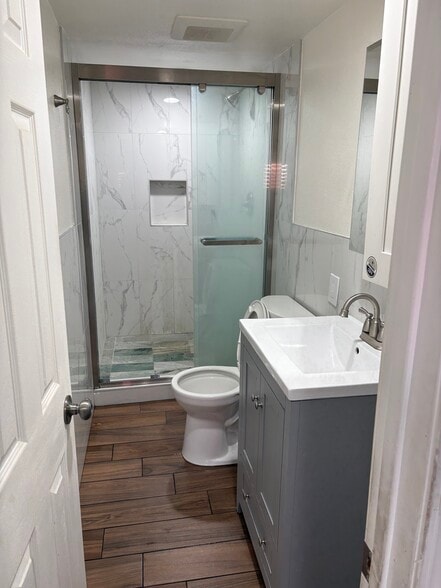 Building Photo - 1456 W 6th St