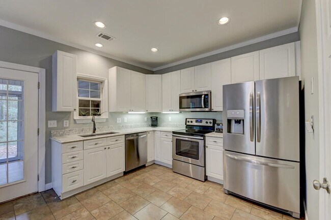 Building Photo - 3 Bedroom, 2.5 Bathroom Townhome in Ellington Woods - Mt Pleasant