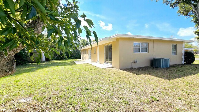 Building Photo - Charming Corner Lot Home in Deland- Near T...