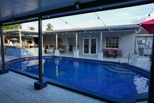 Building Photo - 448 Alemeda Dr