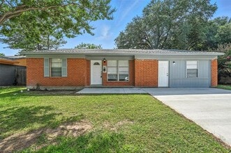 Building Photo - 1109 Lexington Dr