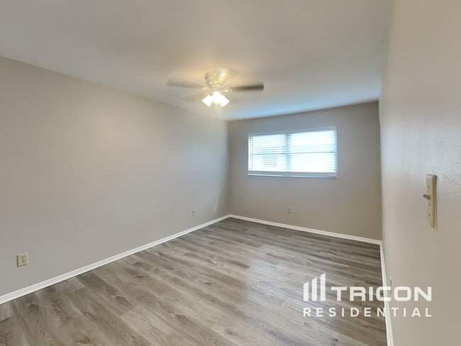 Building Photo - 730 College Hill Dr