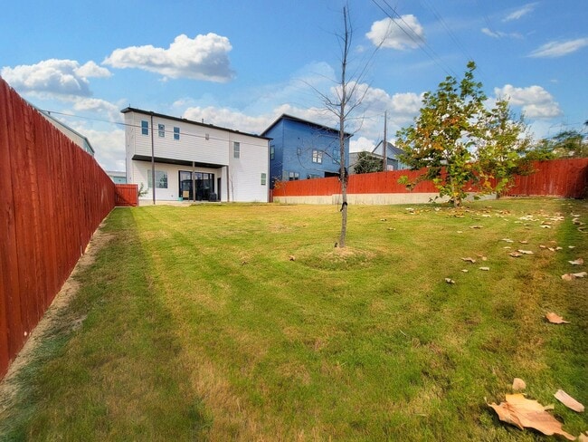 Building Photo - Spacious & Modern 3BR 2.5/BA Home with Lar...