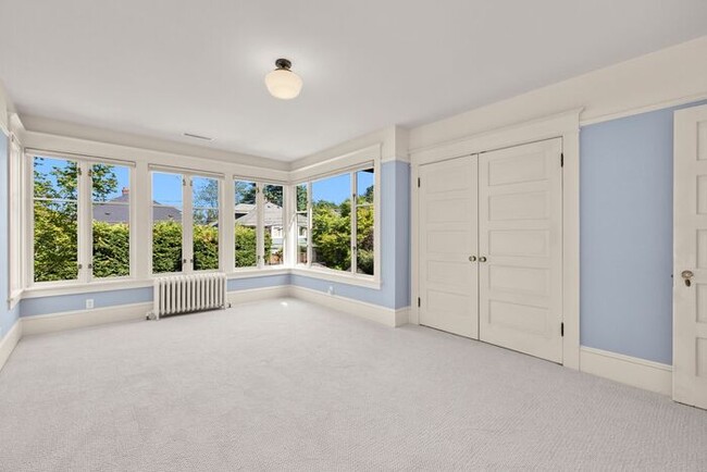 Building Photo - Stunning 1909 Craftsman w/ AC in Coveted C...