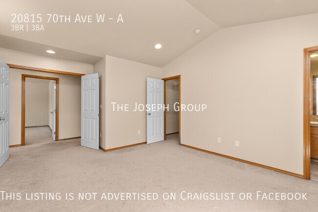 Building Photo - Sun-filled 3 bed/2.5 bath in Lynnwood!